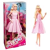 Barbie Puppe, Barbie the movie doll, in rosa weissem Kleid und Gänseblümchen Halskette, Barbie Margot Robbie, Sammlerstück, Spielzeug ab 3 Jahre, HPJ96
